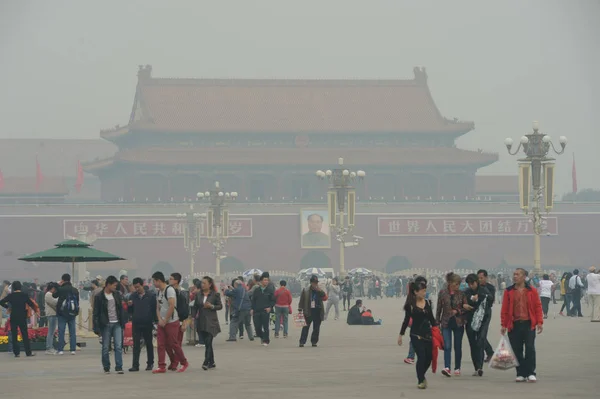 Turisták Látogatás Tian Anmen Tér Heavy Szmog Pekingben Kínában Október — Stock Fotó