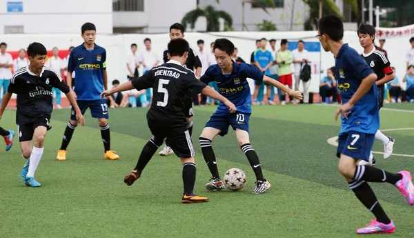 File Jóvenes Estudiantes Chinos Compiten Durante Partido Fútbol Una Escuela — Foto de Stock