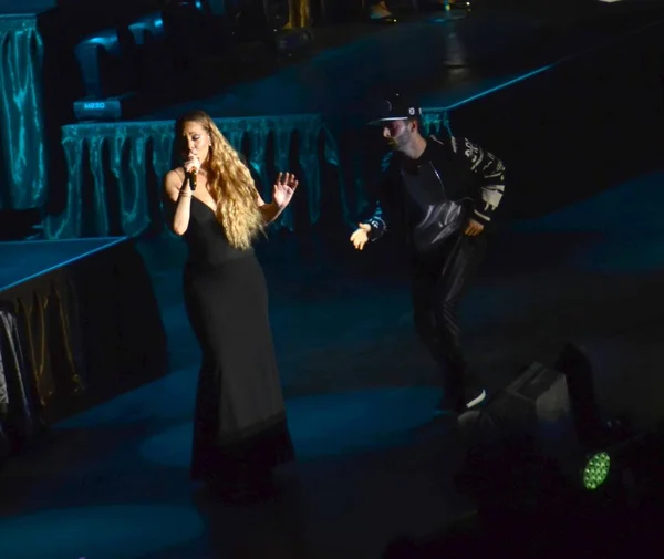 Cantante Estadounidense Mariah Carey Izquierda Actúa Concierto Shanghái China Octubre — Foto de Stock