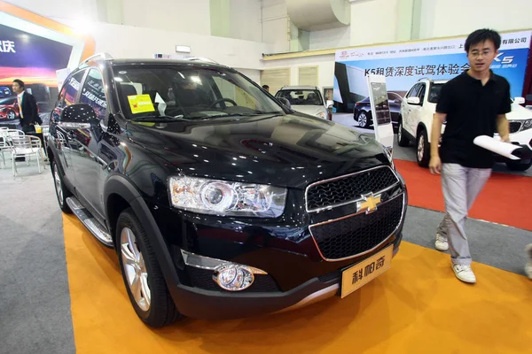 Visitante Mira Chevrolet Captiva General Motors Durante Una Exposición Automóviles — Foto de Stock