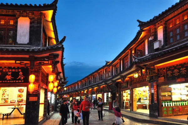 Turistas Caminham Uma Rua Cidade Velha Lijiang Noite Cidade Lijiang — Fotografia de Stock