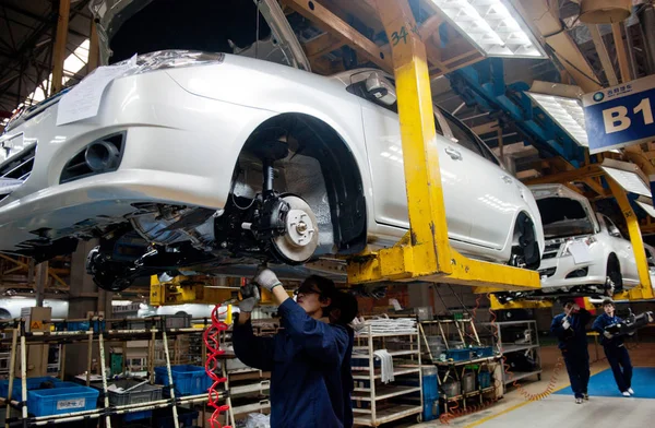 Trabalhadores Fábrica Chineses Montam Carros Englon Linha Montagem Fábrica Automóveis — Fotografia de Stock