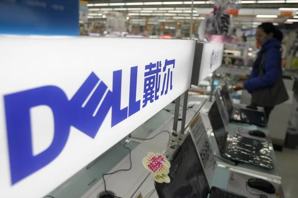 Komputery Przenośne Firmy Dell Przeznaczone Sprzedaży Sklepie Agd Mieście Nantong — Zdjęcie stockowe