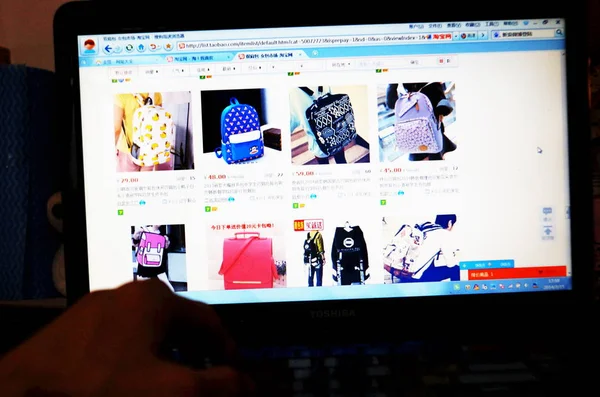 Ein Chinesischer Netizen Stöbert Auf Der Online Shopping Seite Taobao — Stockfoto