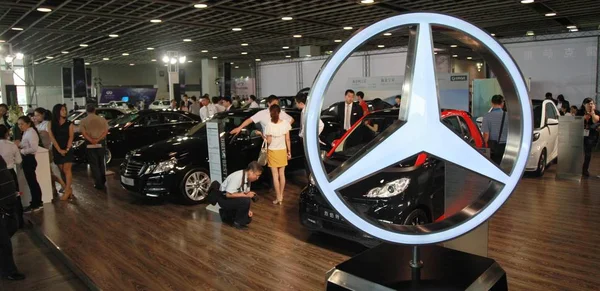 Vizitatorii Aglomeră Standul Mercedes Benz Timpul Unei Expoziții Auto Din — Fotografie, imagine de stoc