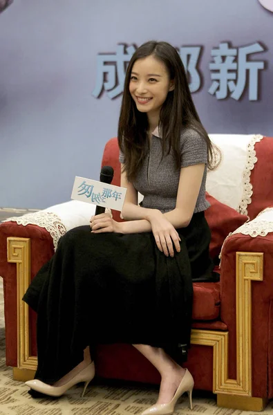 Chińska Aktorka Śmieje Się Konferencji Prasowej Dla Jej Nowego Filmu — Zdjęcie stockowe