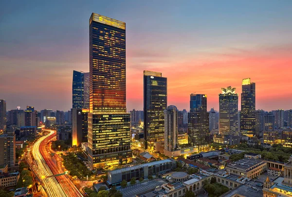 2014年5月7日 上海のダウンタウンにあるジン シャングリ ホテル 最も高い高層ビルに隣接するヤンアン ロード ハイト ハイウェイの夜景 — ストック写真
