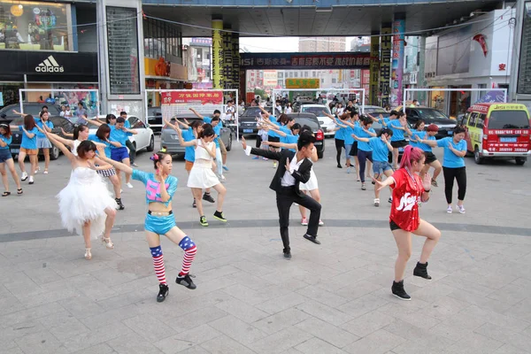 Bailarines Vestidos Con Disfraces Cosplay Llevan Otras Personas Bailar Con —  Fotos de Stock