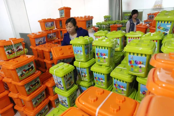 Китайські Робітники Накопичуватися Пластикових Іграшок Складі Іграшкової Компанії Напередодні День — стокове фото