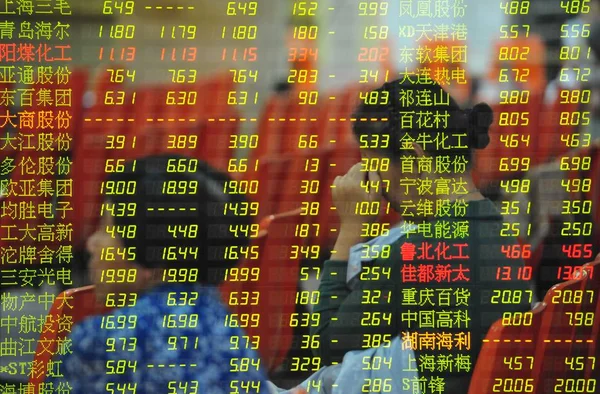 在这张多风险图片中 中国投资者于2013年6月13日在江西省东部九江市一家股票经纪公司查看股价 价格上涨为红色 价格下跌为绿色 — 图库照片