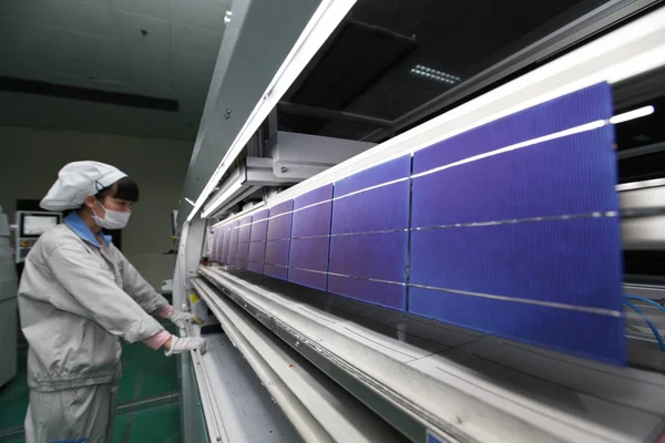 2014년 10월 장쑤성 랴오닝강시의 간유현 공장에서 유럽과 미국으로 수출될 태양광 — 스톡 사진