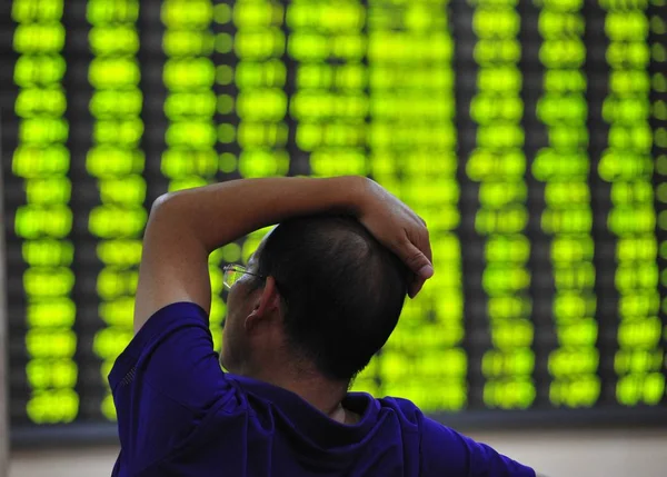 Concerned Chinese Investor Views Prices Shares Green Price Falling Stock — Stock Photo, Image