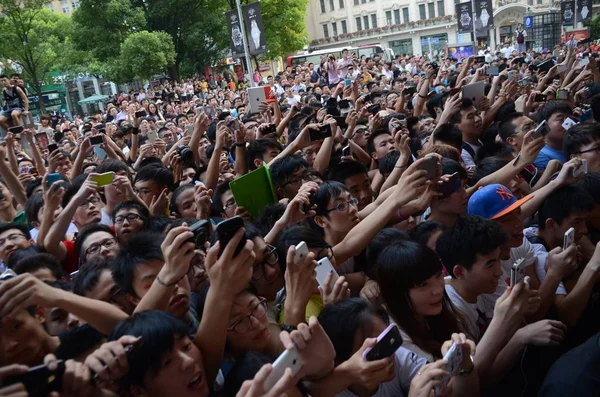 Crowds Chinese Fans Take Photos American Basketball Player Dwyane Wade — Stock Photo, Image