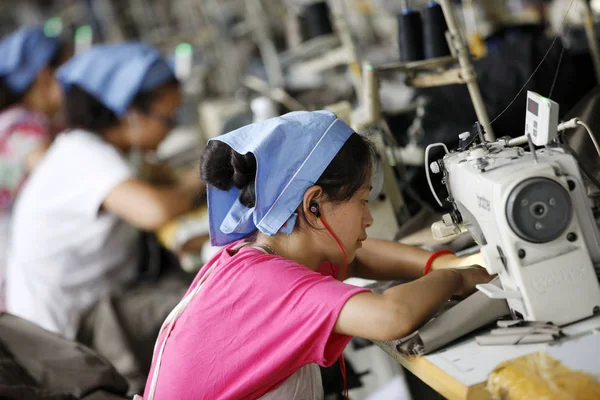 2014년 10일 화이베이시의 공장에서 중국인 노동자들이 바느질하고 — 스톡 사진