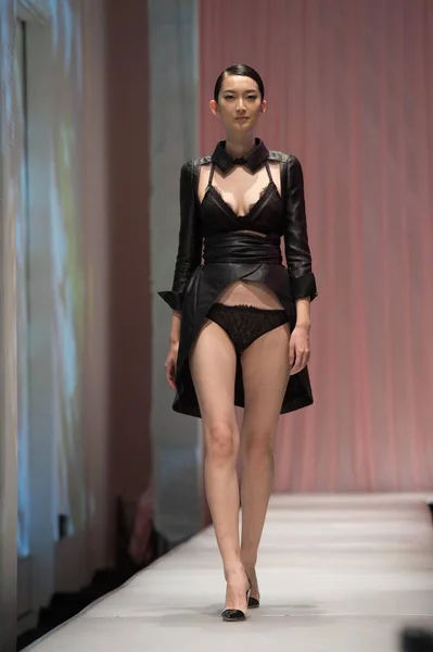 Modell Visar Skapelse Modevisning Underkläder Eves Frestelse Kina Fashion Week — Stockfoto