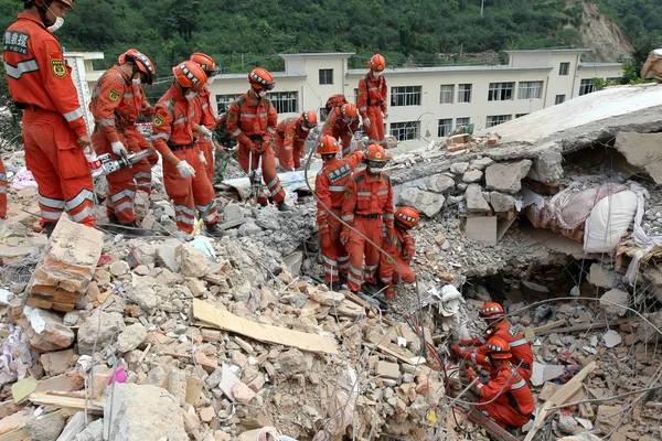 Китайские Спасатели Ищут Жертв Оставшихся Живых Захороненных Обломках Разрушенных Домов — стоковое фото
