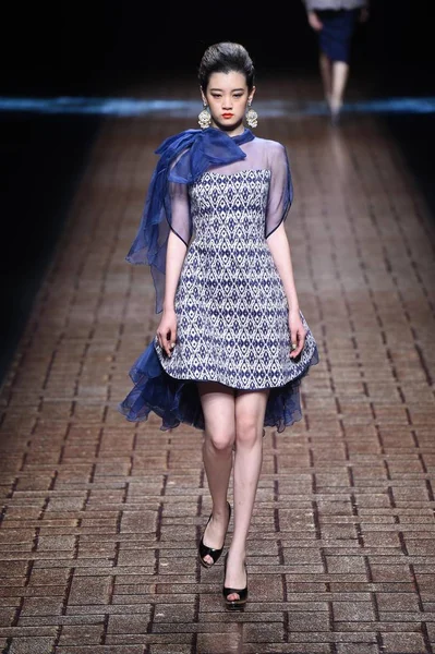 Modell Visar Skapelse Designern Cheng Yingfen Silkroadstar Modevisning Kina Fashion — Stockfoto