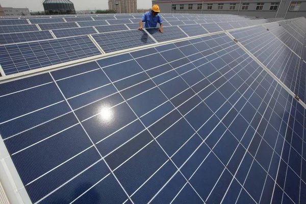 Técnico Comprueba Los Paneles Solares Una Central Fotovoltaica Azotea Jimo — Foto de Stock
