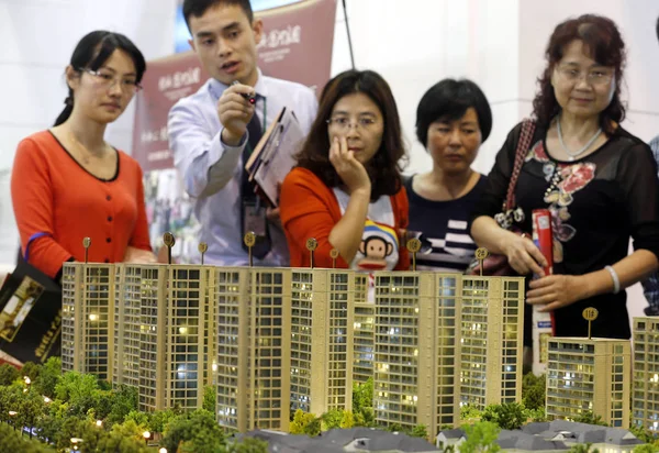 Employé Chinois Présente Des Immeubles Habitation Des Acheteurs Lors Une — Photo