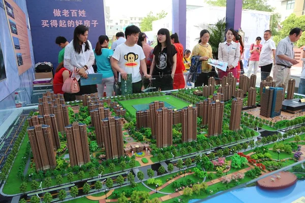 Homebuyers Chinês Olhar Para Modelos Edifícios Apartamentos Residenciais Durante Uma — Fotografia de Stock
