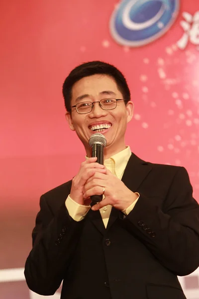 2012年1月19日 美国华裔喜剧演员兼化学工程师黄乔 Joe Wong 中国达人 第三季总决赛的新闻发布会上表演 — 图库照片