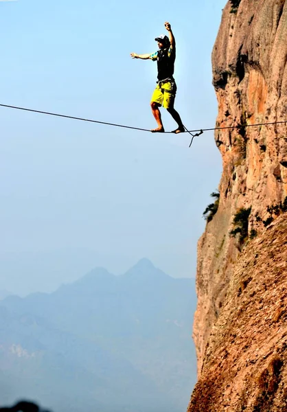 Concurrent Marche Sur Slackline Entre Deux Montagnes Lors Compétition China — Photo