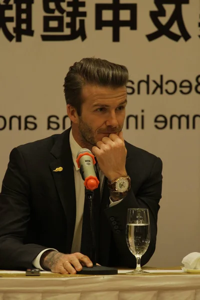 Anglické Fotbalové Superstar David Beckham Reaguje Během Tiskové Konference Qingdao — Stock fotografie