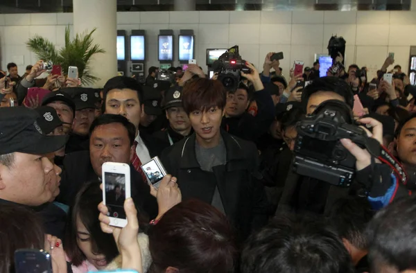 韓国俳優イ ミンホ センター 2014 東中国浙江省杭州市に杭州蕭山国際空港到着時にファンの群衆に囲まれています — ストック写真