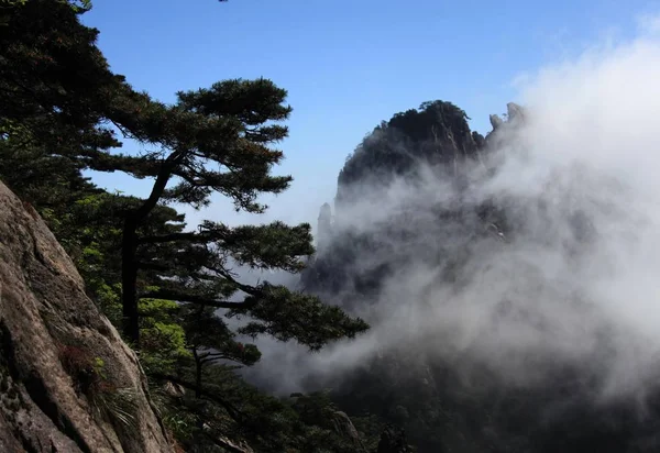 Dicas Montanha São Vistas Subindo Acima Nuvens Encantadoras Ponto Cênico — Fotografia de Stock