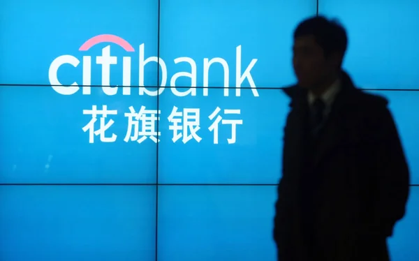 Hombre Pasa Por Delante Señalización Citibank Una Sucursal Citibank Shanghai — Foto de Stock