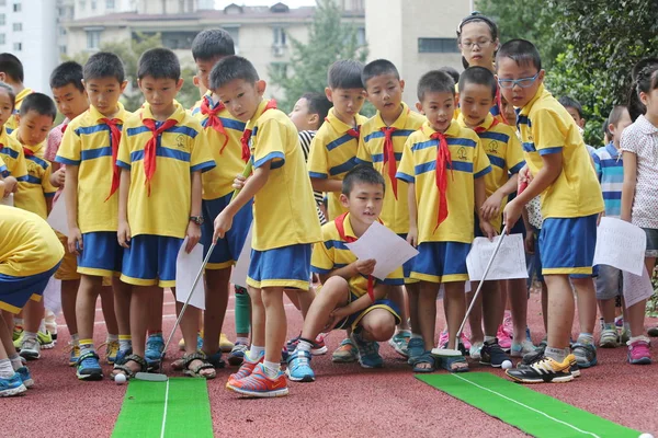 Jonge Chinese Studenten Spelen Golf Speelplaats Van Hangzhou Tianchang Primary — Stockfoto