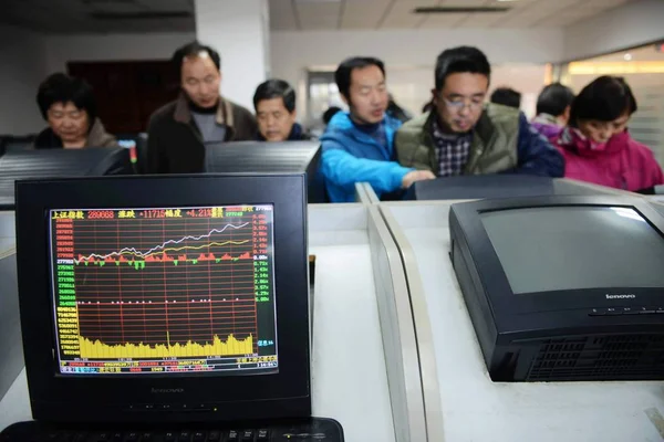 Chińskich Inwestorów Oglądać Komputera Wyświetla Pokazuje Ceny Akcji Shanghai Composite — Zdjęcie stockowe