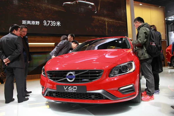 Les Visiteurs Visionnent Volvo V60 Design Lors 15E Salon International — Photo