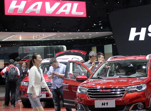 Los Visitantes Prueban Miran Los Suv Haval Great Wall Motors — Foto de Stock