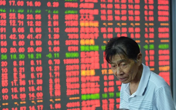 Seorang Investor Cina Berjalan Melewati Layar Yang Menampilkan Harga Saham — Stok Foto
