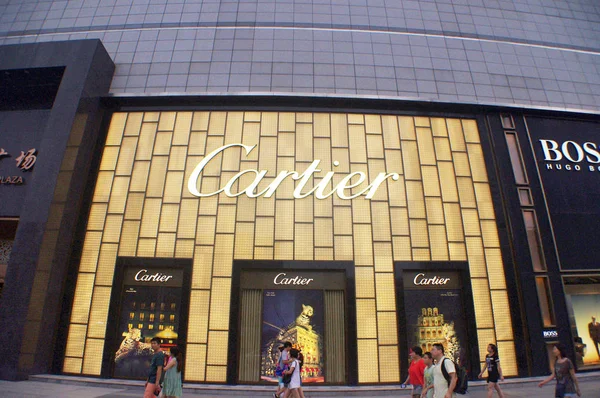 Pedestres Passam Por Uma Boutique Cartier Grupo Richemont Cidade Wuhan — Fotografia de Stock