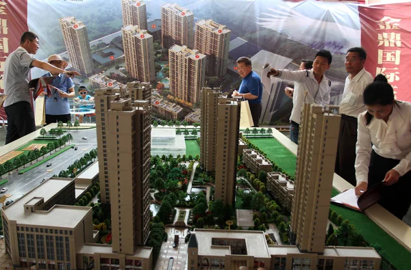 Chinesische Hauskäufer Betrachten Modelle Von Wohngebäuden Während Einer Immobilienmesse Der — Stockfoto