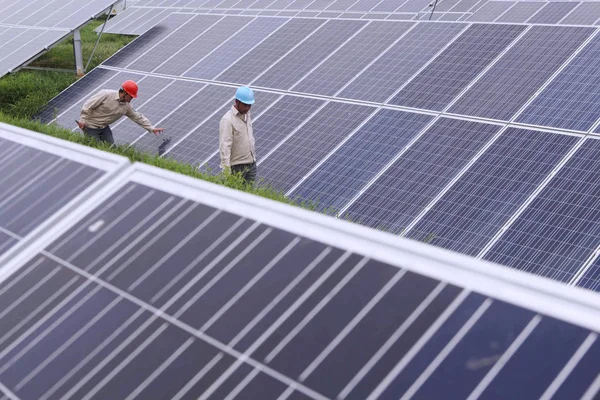 Trabajadores Chinos Examinan Paneles Solares Una Planta Fotovoltaica Condado Ganyu — Foto de Stock