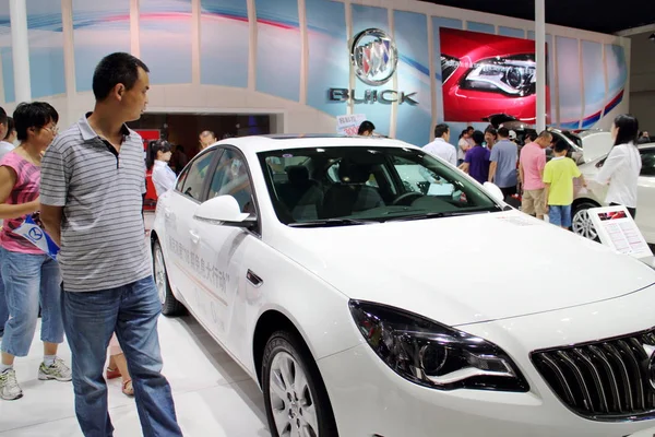 Zwiedzający Zobaczyć Buick Regal Szanghaju Joint Venture Między Saic Motor — Zdjęcie stockowe