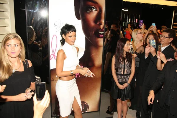 Chanteuse Barbadienne Rihanna Centre Pose Lors Une Cérémonie Ouverture Nouvelle — Photo