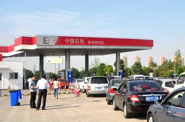 Fila Carros Para Reabastecer Uma Estação Sinopec Xangai China Setembro — Fotografia de Stock