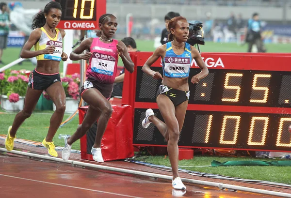 Meseret Defar Tirunesh Dibaba エチオピアと他の選手の左競うレディース 2013 Iaaf ダイヤモンド リーグで 上海で — ストック写真