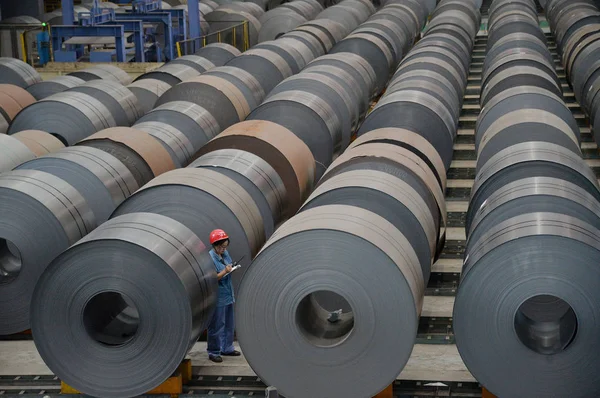 Trabajador Chino Comprueba Rollos Chapas Acero Enrolladas Una Planta Siderúrgica —  Fotos de Stock