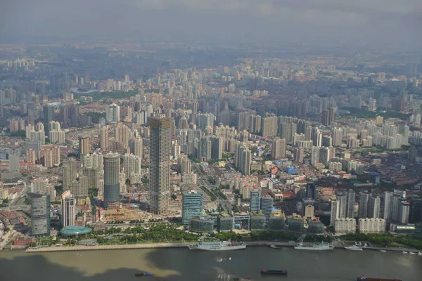 浦東に建設中の上海タワーに高から撮影したこの写真は 上海の高層ビルと住宅黄浦江と浦西のビューを示しています 2014 — ストック写真