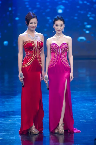 Winner Michelle Feng Xuebing Right Another Contestant Pose Final Miss — 스톡 사진