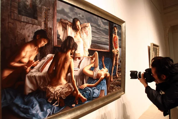 Visitante Toma Fotos Obra Del Pintor Chino Liu Yis Con —  Fotos de Stock