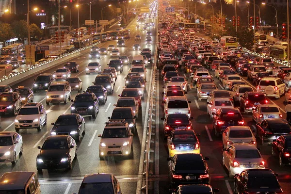 Masas Vehículos Abarrotan Una Carretera Atasco Tráfico Durante Hora Punta — Foto de Stock