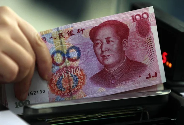 Impiegato Conta Banconote Rmb Renminbi Yuan Una Banca Nella Città — Foto Stock