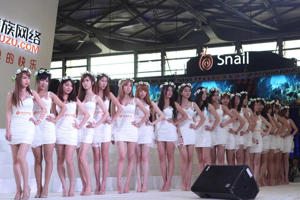 Showgirls Chinesas Posar Stand Caracol Durante 11Th China Digital Entertainment — Fotografia de Stock