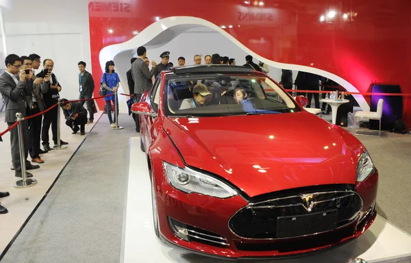 Visitatori Provano Guardano Auto Elettrica Tesla Model Durante China Shanghai — Foto Stock